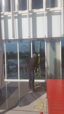 Entreprise pour nettoyage de vitres en hauteur avec perche - Saint-Priest - Nettoyage Plus