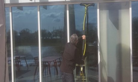 Entreprise pour nettoyage de vitres en hauteur avec perche - Saint-Priest - Nettoyage Plus