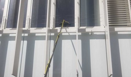 Nettoyage vitres en hauteur avec perche à eau osmosée à Bron - Nettoyage Plus 