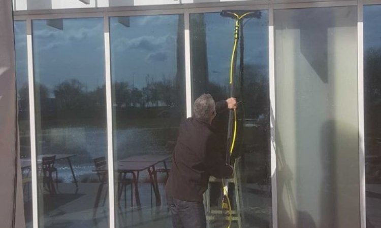 Nettoyage vitres en hauteur avec perche à eau osmosée à Bron - Nettoyage Plus 